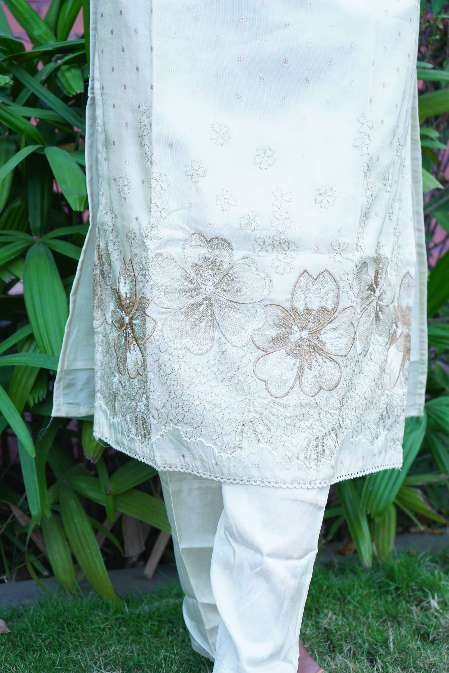Embroidery Off-white Kurta with Duppatta and Pant