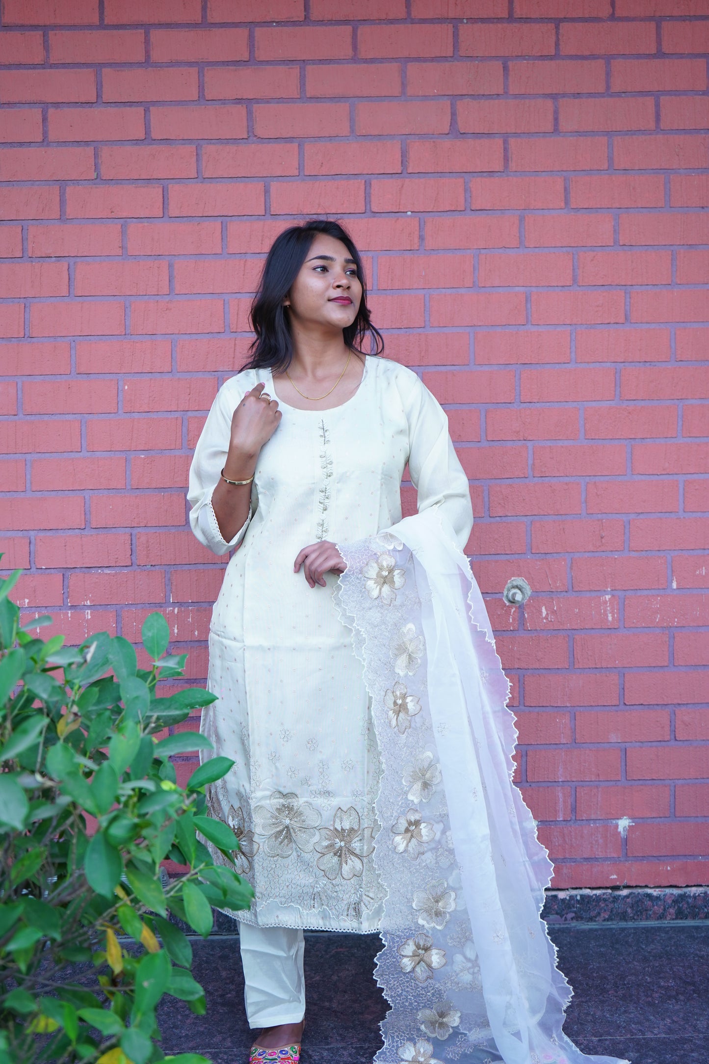 Embroidery Off-white Kurta with Duppatta and Pant
