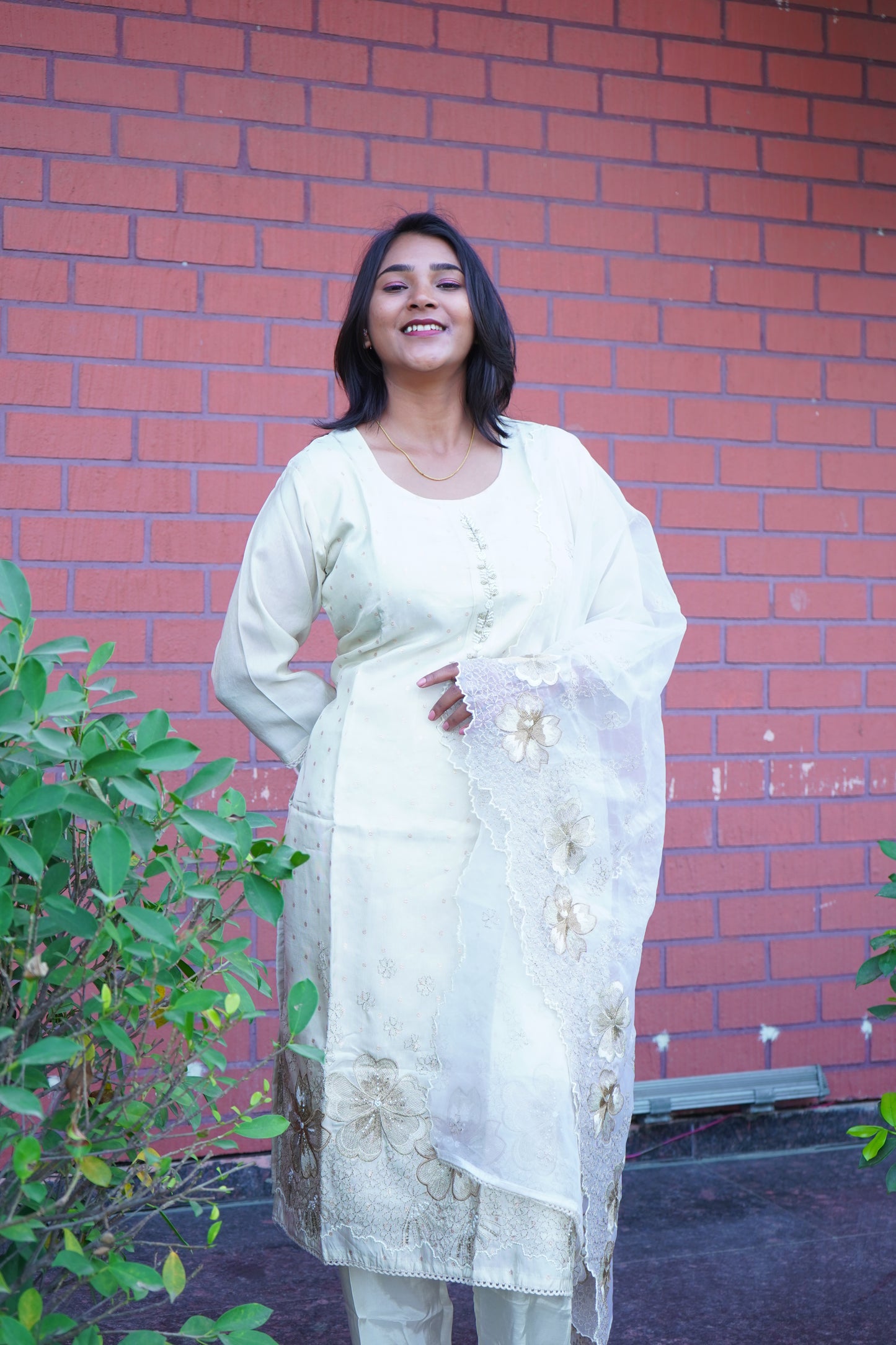 Embroidery Off-white Kurta with Duppatta and Pant
